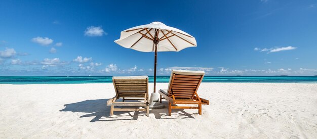 Piękny sztandar tropikalnej plaży. Biały piasek, słoneczne niebo, minimalna podróż, krajobraz, para, cel podróży