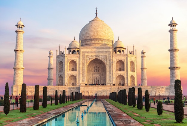 Piękny Taj Mahal o wschodzie słońca i jego odbicie Indie Agra