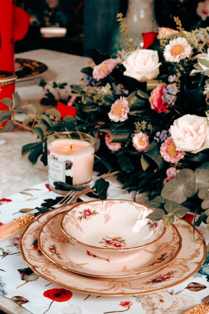 piękny talerz i świeże idealne kolorowe kwiaty stojące na luksusowym stole