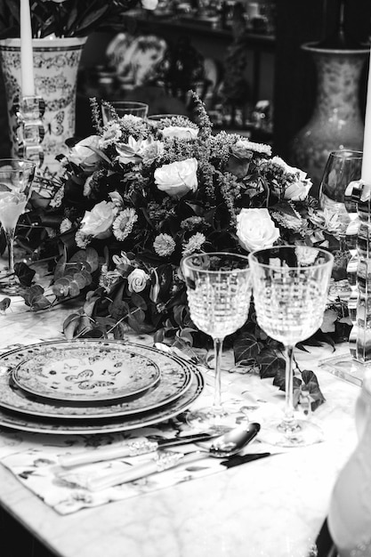 piękny talerz i świeże idealne kolorowe kwiaty stojące na luksusowym stole