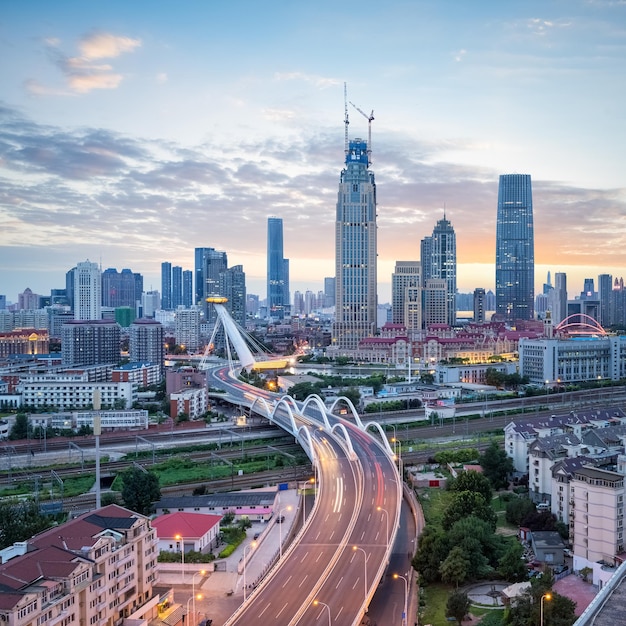 Piękny Tianjin o zmierzchu nowoczesny pejzaż miejski mostu drogowego i dzielnicy biznesowej w Chinach