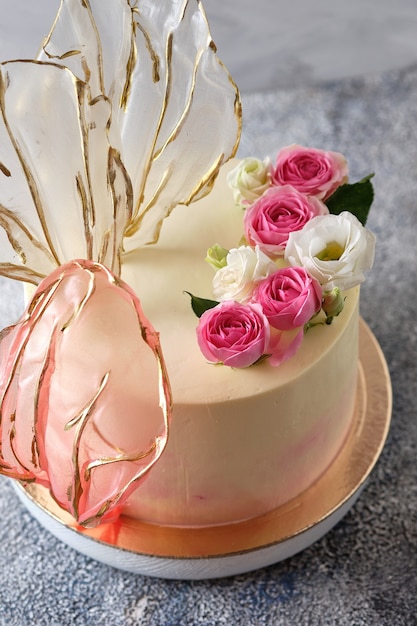 Piękny tort weselny z delikatnymi różyczkami.