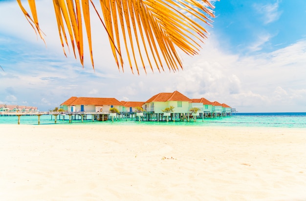 Piękny tropikalny hotel na Malediwach i wyspa z plażą i morzem