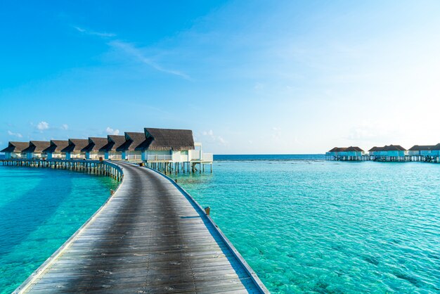 Piękny Tropikalny Hotel Na Malediwach I Wyspa Z Plażą I Morzem
