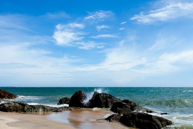 Piękny tropikalny ocean i niesamowita piaszczysta plaża?