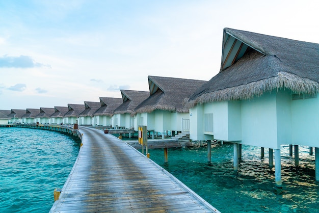 Piękny Tropikalny Zachód Słońca Nad Wyspą Malediwy Z Wodnym Bungalowem W Hotelowym Kurorcie