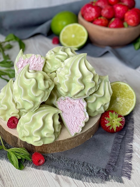 piękny truskawkowy marshmallow w limonkowej czekoladzie na szarym tle, marshmallow handmade