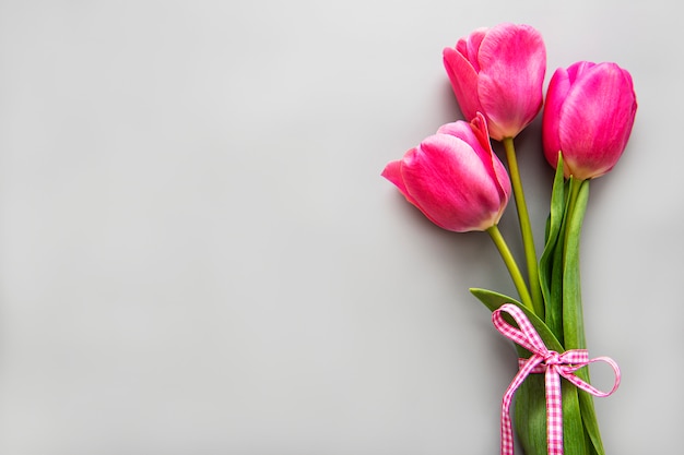 Piękny Tulipanu Bukiet Na Szarym Tle