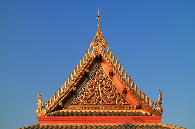 Piękny Tympanon Wat Khao Di Salak