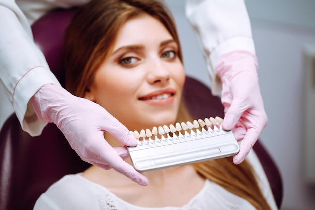 Piękny uśmiech kobiety ze zdrowym wybielaniem zębów Dopasowane odcienie implantów Zdrowy uśmiech