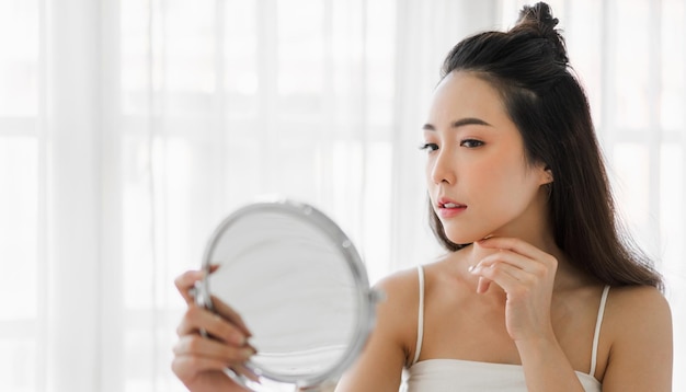Piękny uśmiech młodego piękna ładna azjatycka kobieta czysta świeża zdrowa biała skóra zabieg na twarzasian girl model z modą makijaż pielęgnacja skóry leczenie cosmeticspa i koncepcja urody