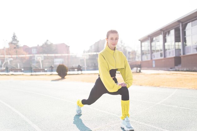 Piękny uśmiechający się portret sportowca pewna siebie zimą