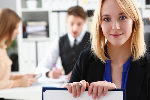 Zdjęcie piękny uśmiechnięty bizneswomanu portret