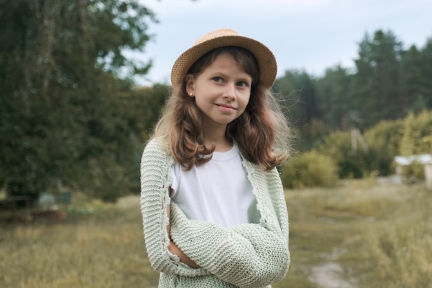 Piękny Uśmiechnięty Dziewczyny Dziecko W Kapeluszowej Trykotowej Koc