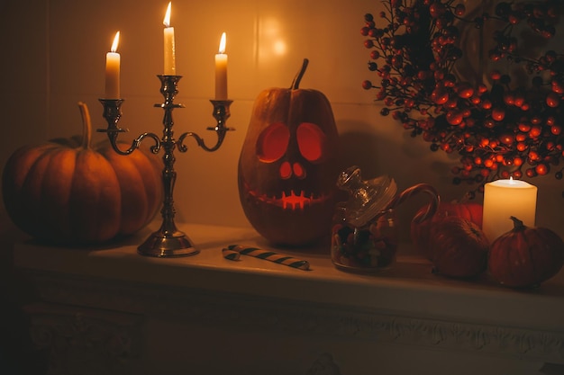 Piękny uśmiechnięty pomarańczowy rzeźbiony dynia jack o latarnia na wakacje Halloween w nocy wnętrze domu