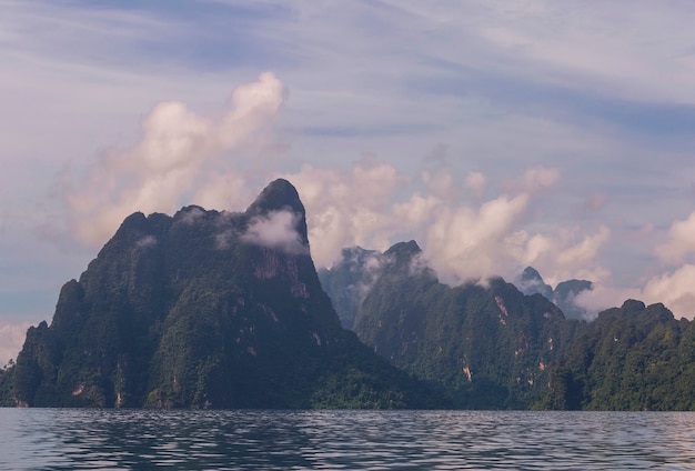 Piękny wakacyjny dzień w Khao Sok parku narodowym, Suratthani, Tajlandia