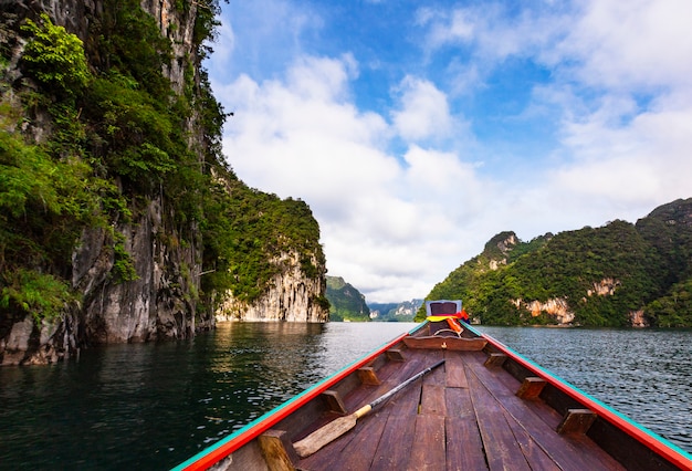 Piękny wakacyjny dzień w Khao Sok parku narodowym, Suratthani, Tajlandia