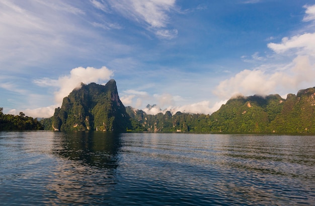 Piękny wakacyjny dzień w Khao Sok parku narodowym, Suratthani, Tajlandia