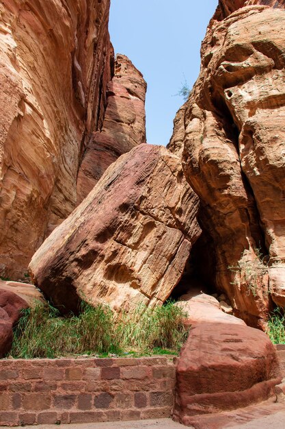 Piękny wąwóz Siq prowadzący do skalnego miasta Petra w Jordanii