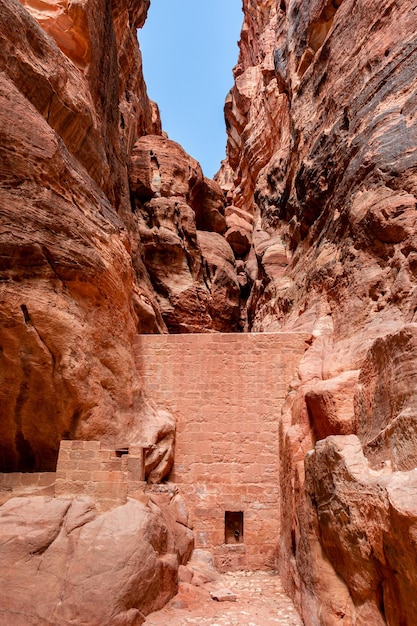 Piękny wąwóz Siq prowadzący do skalnego miasta Petra w Jordanii