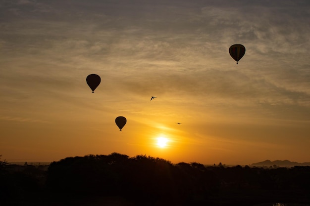 Piękny widok balonów w Bagan Myanmar