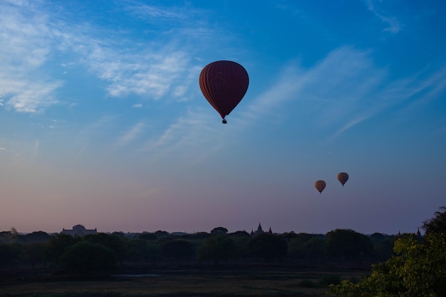 Piękny widok balonów w Bagan Myanmar