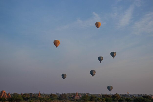 Piękny widok balonów w Bagan Myanmar