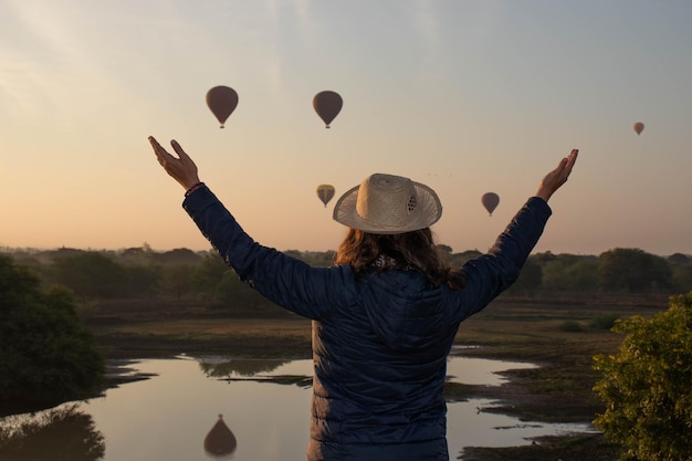 Piękny widok balonów w Bagan Myanmar