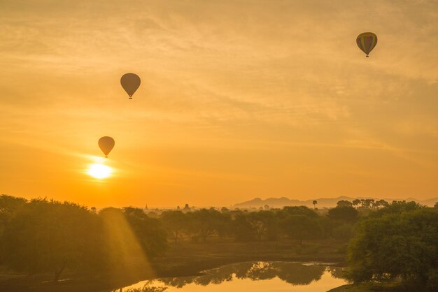 Piękny widok balonów w Bagan Myannmar