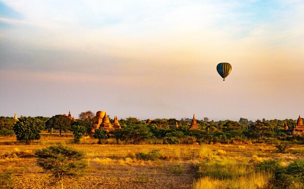 Piękny Widok Balonów W Mieście Bagan Myanmar