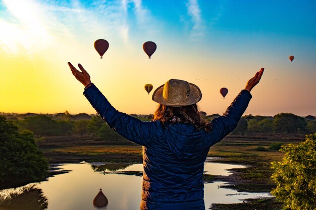 Piękny widok balonów w mieście Bagan Myanmar