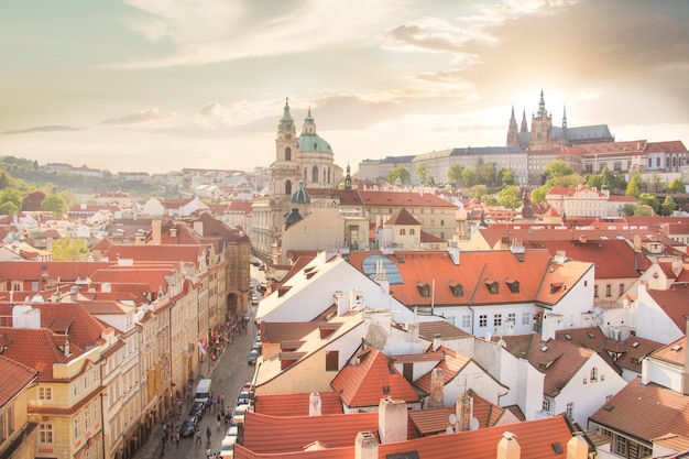 Piękny widok dachów pokrytych kafelkami w zabytkowej dzielnicy Pragi, Czechy