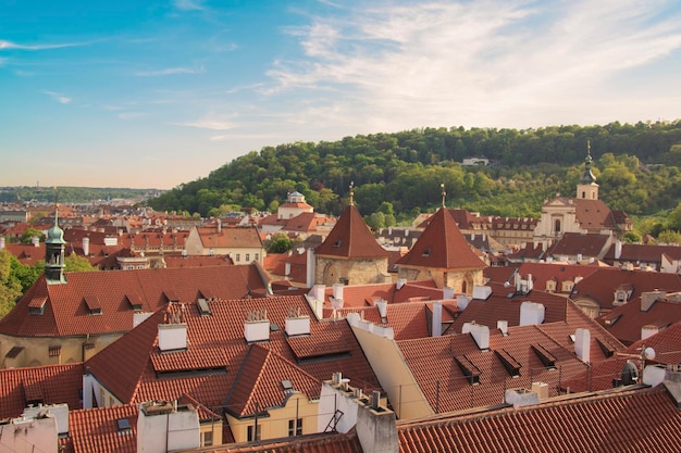 Piękny widok dachów pokrytych kafelkami w zabytkowej dzielnicy Pragi, Czechy