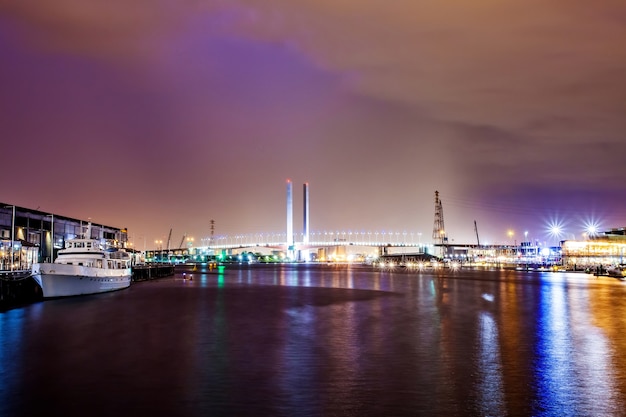 Zdjęcie piękny widok docklands i bolte zmierzch w melbourne australia i most.