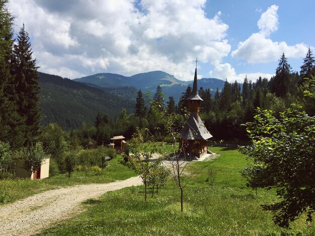 Zdjęcie piękny widok gór na chmurnym niebie