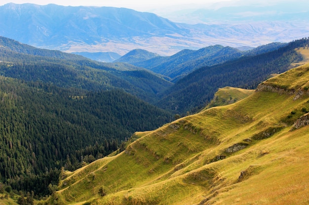 Piękny widok i górski krajobraz w Gruzji. Kolorowe miejsca