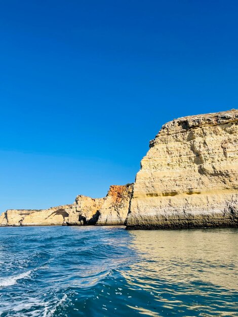Piękny widok jaskini Benagil w Carvoeiro Algarve Portugalia Koncepcja podróży widok z łodzi
