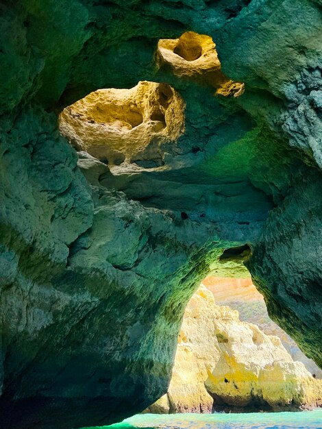 Piękny widok jaskini Benagil w Carvoeiro Algarve Portugalia Koncepcja podróży