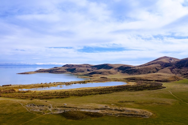 Piękny widok jeziora Sevan z wzgórzami w Armenii