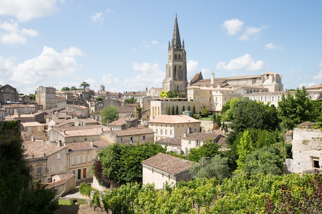 Piękny widok krajobrazowy miejscowości Saint Emilion w regionie Bordeaux