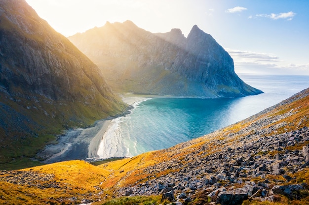 Piękny widok Kvalvika plaża przy zmierzchem w Lofoten wyspach, Norwegia