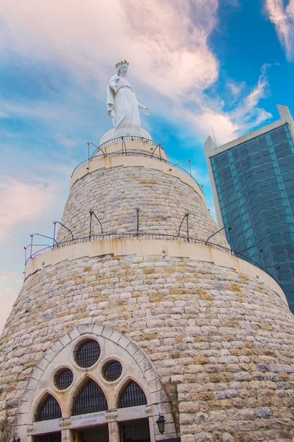 Piękny widok Matki Boskiej Harissa Pani Libanu na górze Harissa, Liban