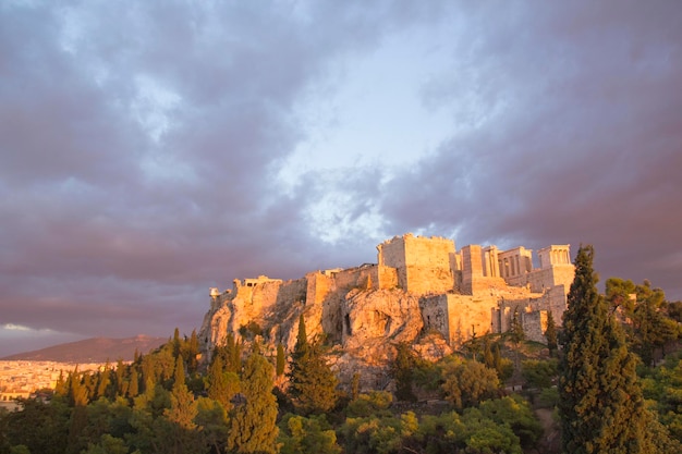 Piękny widok na Akropol i Erechtejon w Atenach, Grecja