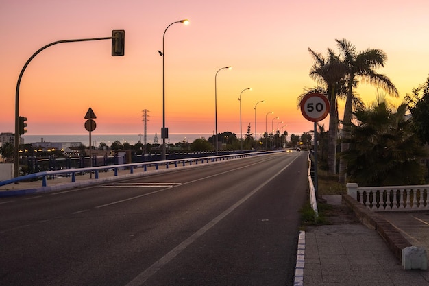 Piękny Widok Na Aleję Miasta Nerja O Zmierzchu