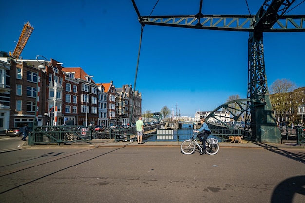 Piękny widok na amsterdamskie kanały z mostem i typowymi holenderskimi domami Holland