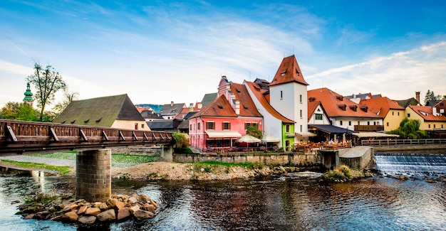 Zdjęcie piękny widok na architekturę na brzegu rzeki cesky krumlov