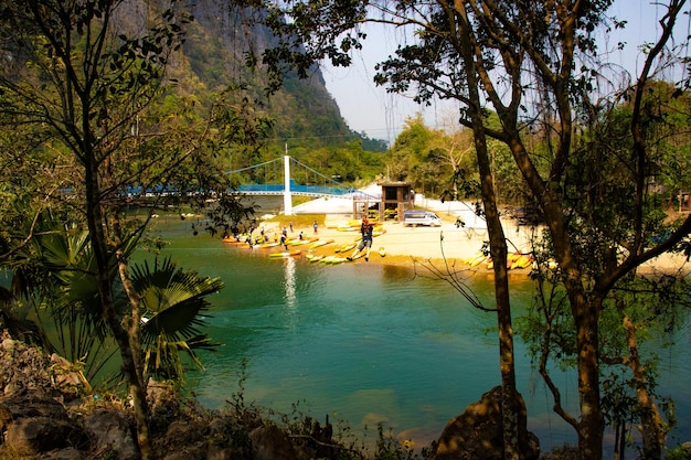 Piękny widok na atrakcję turystyczną zipline w Vang Vieng Laos