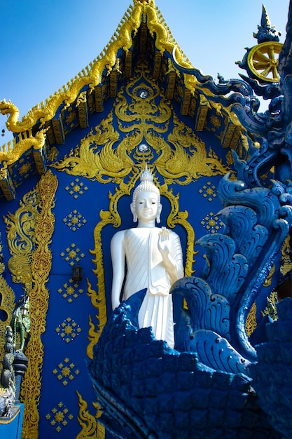 Piękny widok na Błękitną Świątynię znajdującą się w Chiang Rai Tajlandia
