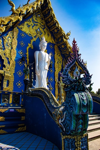 Piękny widok na Błękitną Świątynię znajdującą się w Chiang Rai Thialand