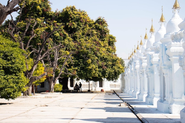 Piękny widok na buddyjską świątynię w Mandalay Myanmar